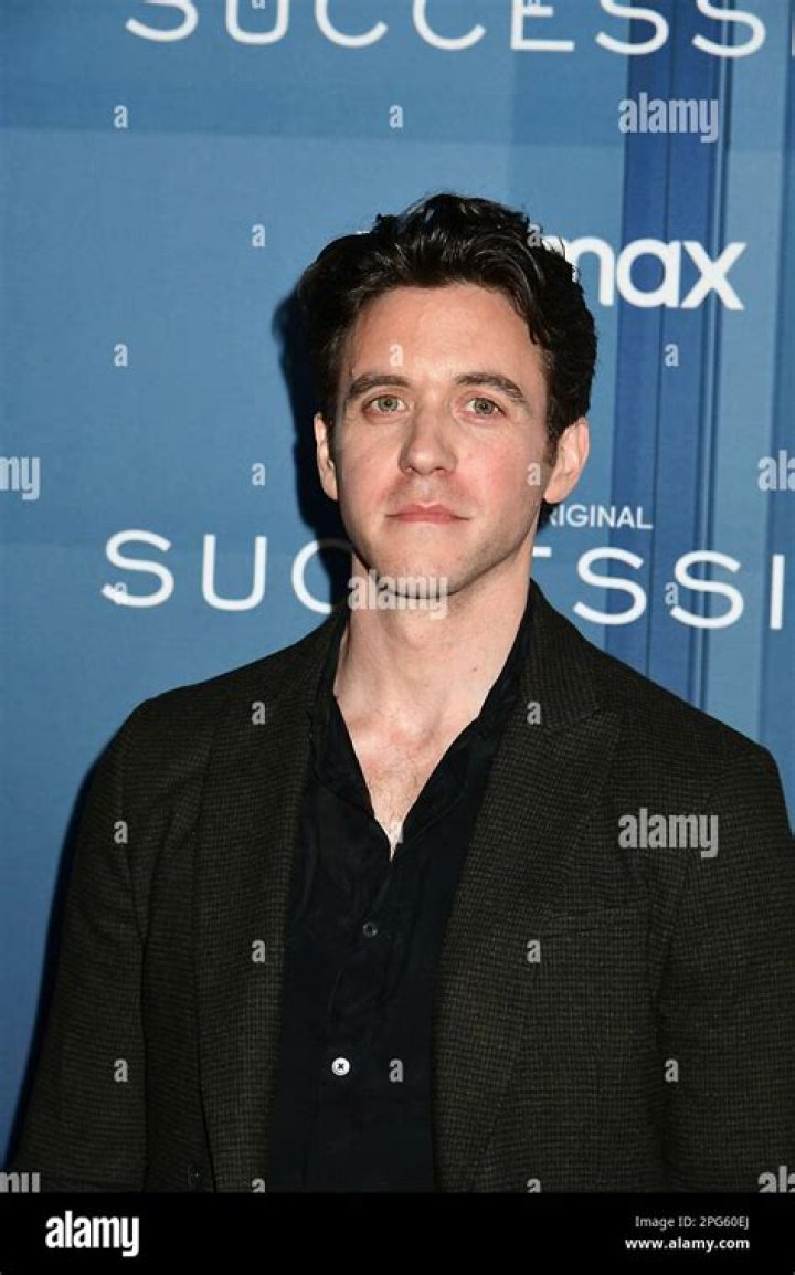 How tall is Ashley Zukerman